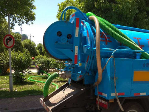 楼层排污管道被堵 导致水管渗水