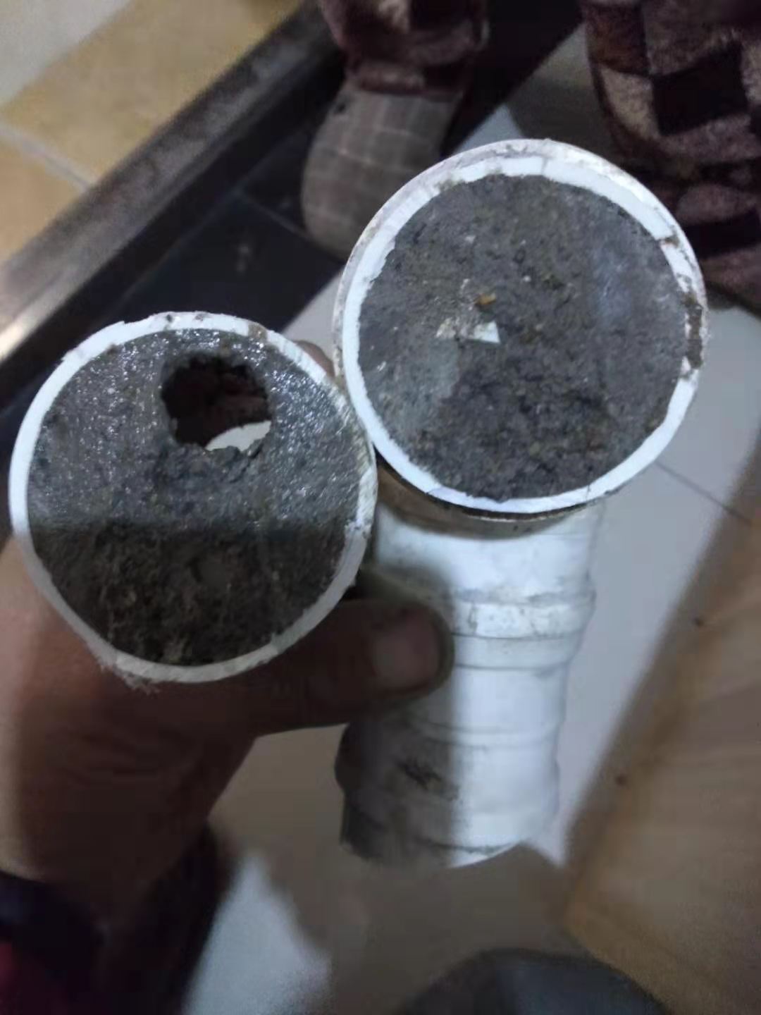 下水道被水泥堵了，怎么办
